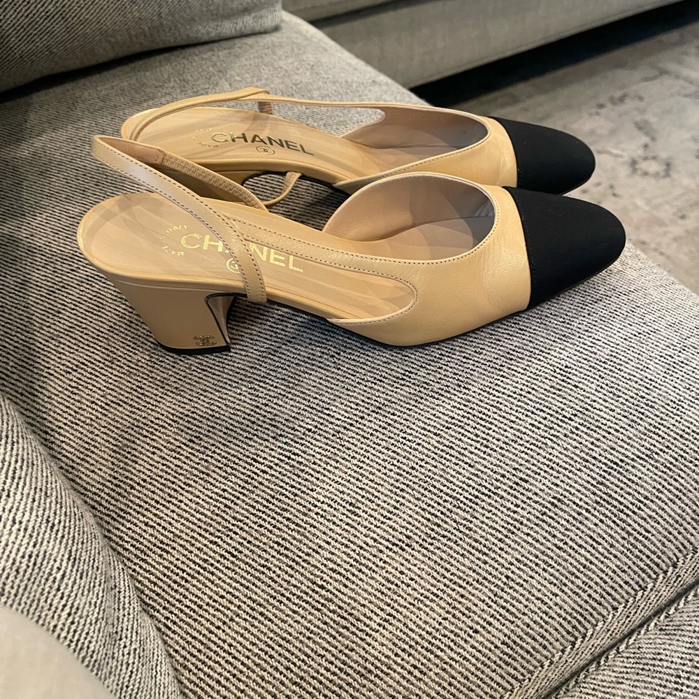 CHANEL Cream and Black slingbacks heels